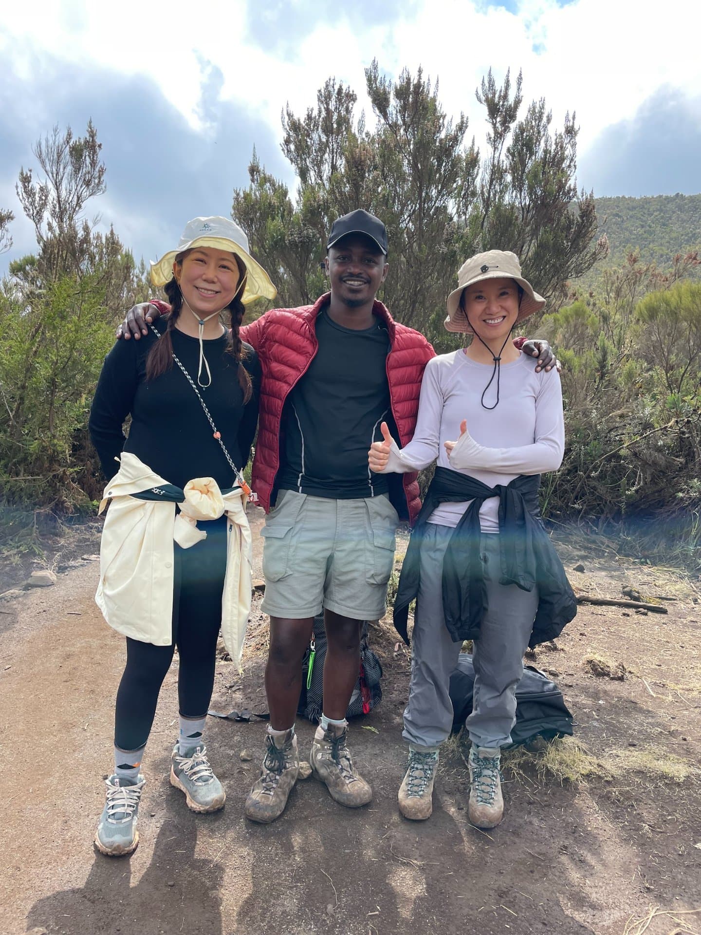 Climb2Kili पर्वत के संस्थापक 2 किली एडवेंचर्स माउंट किलमैनजारो पर ग्राहकों के साथ खड़े